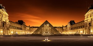 Vista nocturna de la pirámide del Louvre de Christophe Kiciak