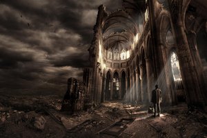 Un hombre en una catedral en ruinas de Christophe Kiciak