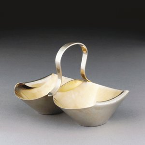 Una cesta de metal blanco de Christopher Dresser