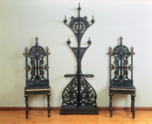 Perchero de abrigo, sombrero y paraguas flanqueado por dos sillas de jardín o vestíbulo, Coalbrookdale, 1867-69