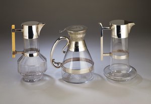 Jarra de Clarete con Montura de Plata, 1882; Jarra de Clarete con Montura de Electroplate con Decoración de Estilo Estético; Jarra de Clarete con Montura de Plata, 1880, todas fabricadas por Hukin & Heath de Christopher Dresser
