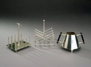 Rejilla para Tostadas con Soportes Verticales, fabricada por Hukin & Heath, 1878; Rejilla para Tostadas de Sección Triangular, fabricada por Elkington & Co., c.1875-88; Azucarero con Madera Ebonizada