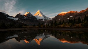 Reflejo de la Montaña Dorada