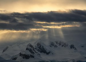 Rayos dorados sobre las montañas de Chuanxu Ren