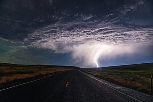 Un rayo cae sobre la carretera abierta