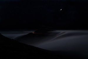 Carretera de montaña en una noche brumosa