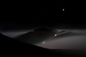 Camino de montaña a la luz de la luna