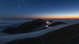 Carretera de montaña por encima de las nubes