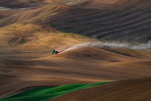 Un tractor en campos ondulados
