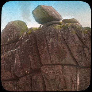 Logan Rock, cerca de Treen, Cornualles, finales del siglo XIX o principios del siglo XX de Church Army Lantern Department