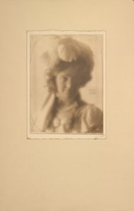 [Retrato de una mujer disfrazada]