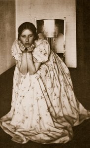 Chica con vestido floreado, c.1910 de Clarence Henry White