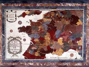 Mapa de Francia del siglo XVII con decoupage de diferentes regiones. Mesa ebene Napoleón III soportando una tapa de mosaico de piedras duras, mármol y albatre representando a Francia alrededor de 1684, tapa de la mesa formando parte del mobiliario de Marie de Claude Antoine Couplet