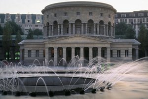 La rotonda de La Villette construida en 1789 por Claude Nicolas Ledoux. de Claude Nicolas Ledoux
