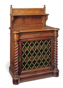 Gabinete lateral gótico tallado en nogal y montado en latón, mediados de la época victoriana, finales del siglo XIX