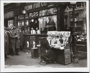 Vendedora de noticias ciega, Fannie Lyons, en su puesto en la esquina sureste de 7th Avenue y 34th Street