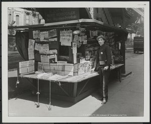 Vendedor de periódicos ciego, P.J. McNulty en su puesto en la esquina noreste de 3rd Avenue y 42nd Street