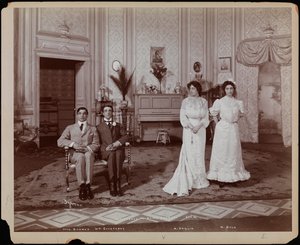 Charles Richman como John Worthing, William Courtney como Algernon Moncrieff, Margaret Anglin como Gwendolen Fairfax y Margaret Dale como Cecily Carew en una reposición de "La importancia de llamarse Ernesto" de Oscar Wilde, presentada por Charles Frohman de Company Byron