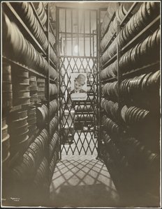 Sala de almacenamiento de películas en la Mutual Film Co. con póster de Charlie Chaplin, Nueva York de Company Byron