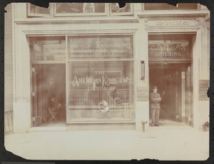 Fachada del primer piso de 122-124 E. 25th Street, el Edificio de la Cámara, American Cinephone Company, American Kinograph Company y portero, Nueva York de Company Byron