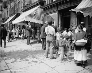 Repartiendo hielo gratis en la calle Mulberry, Nueva York, c.1900