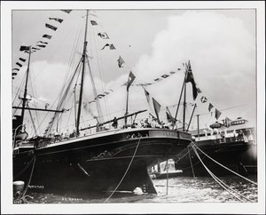 La popa del S.S. "Umbria" en el muelle, c.1900 de Company Byron