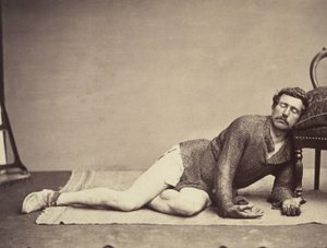 Hombre con túnica de cota de malla posando como un soldado moribundo, ca. 1863 de Constant Delessert