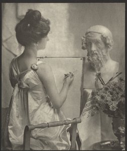 [Mujer dibujando desde el busto]