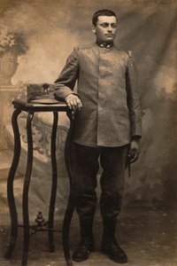 Álbum "El Ejército GM R. (Primera Guerra Mundial)": soldado del 34º Regimiento de Infantería en uniforme de campo (foto en blanco y negro) de Conterno Conterno