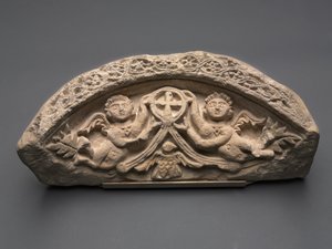 Luneta con dos ángeles sosteniendo una cruz colgante, 400s (piedra caliza) de Coptic