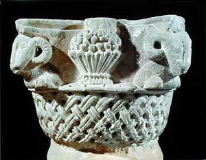 Capitel en forma de cesta con cabezas de carnero y uvas, del Monasterio de San Jeremías, Sakkara de Coptic Coptic