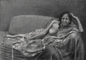 Mujer recostada y pensativa