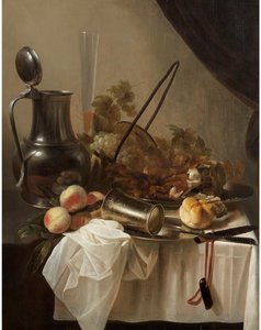 Una jarra de peltre con una copa de plata volcada con fruta, pan y carne sobre un mantel drapeado de Cornelis Kruys