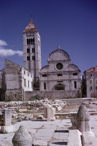 Fachada de la iglesia, construida en 1091 de Croatian School