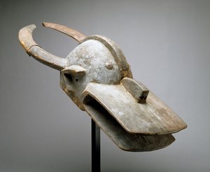 Máscara de casco de una vaca de monte (Sociedad Vara), Sudán Occidental, África Subsahariana, finales del siglo XIX (madera, materia sacrificial, metal, clavos y piel de animal) de Culture Chamba