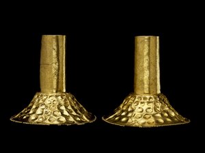 Par de adornos de oreja usados por un gobernante o chamán de Culture Chimu