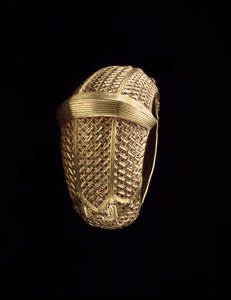 Brazalete, finales del siglo XIX-principios del siglo XX (oro y rubíes)