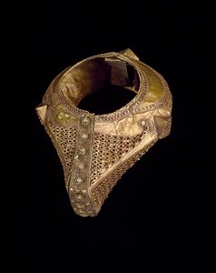 Brazalete nupcial (gelang gadang podang), finales del siglo XIX-principios del siglo XX (oro martillado con filigrana y granulación)