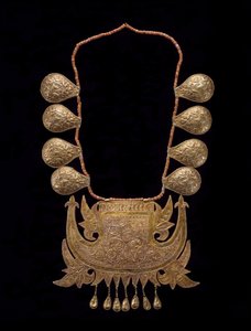 Collar de novia de mujer, finales del siglo XIX-principios del siglo XX (oro y cuentas de coral) de Culture Minangkabau