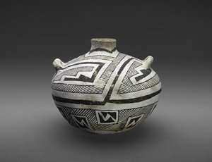 Jarra (Olla) con diseños escalonados y rayados de Culture Mogollon