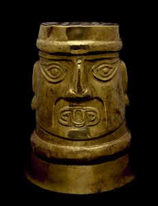 Vaso que representa una deidad con ojos y colmillos estilo Sicán, 800-1350 d.C.