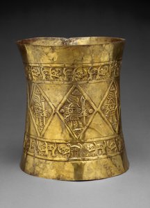 Corona que representa gobernantes o dioses sosteniendo bastones ceremoniales, 800-1350 d.C. (oro martillado y cincelado) de Culture Sicán