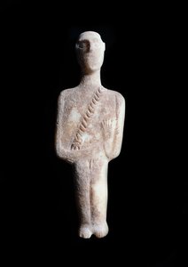 Ídolo masculino, figurilla esquemática. Escultura de mármol blanco con incrustaciones de ocre, 3200-2000 a.C. de Cycladic Cycladic
