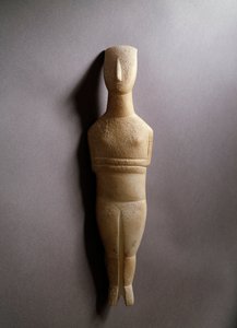 Figurilla femenina esquemática, mármol blanco con incrustaciones de ocre, 3200-2000 a.C. de Cycladic Cycladic