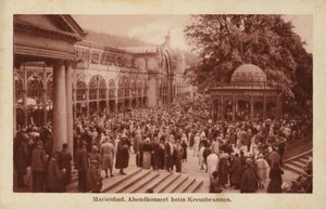 Postal que representa una multitud de personas asistiendo a un concierto vespertino en Kreuzbrunnen
