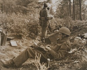 El corresponsal de guerra Alan Wood escribiendo un despacho de D.M. Sgt. Smith