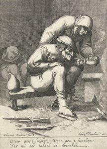 Hombre fumador, con una mujer detrás de él.