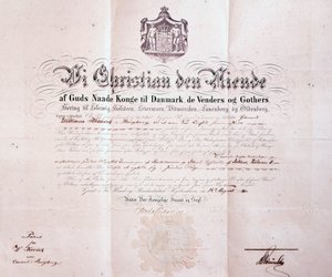 Patente firmada por Christian IX de Dinamarca nombrando a William Keswick como cónsul danés en Hong Kong, China, 1880