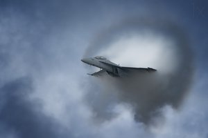 Estruendo sónico de un avión de combate de Darek Siusta
