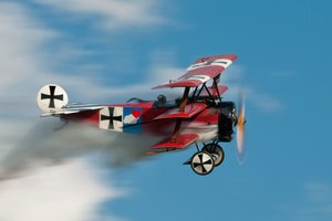 Vuelo de planeo con un triplano rojo histórico de Darek Siusta